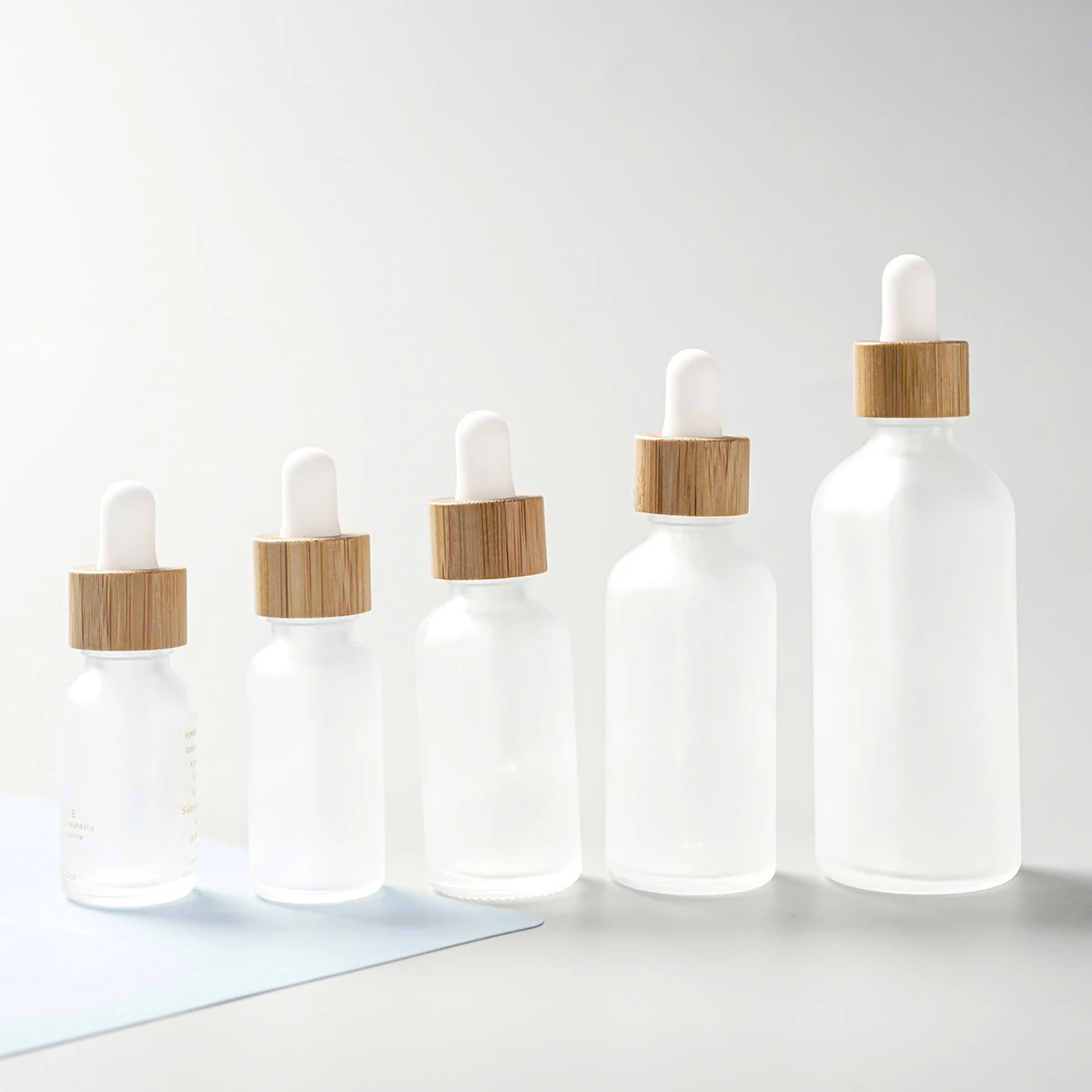 Dropper Μπουκάλια Ουσιαστικού Πετρελαίου για το Καλλυντικό Φροντίδας Δέρματος 5ML-100ML Σιφώνιο Γυαλιού Εμπορευματοκιβώτιο Συσκευασίας Σταγονόμετρο Μπουκάλι με το Καπάκι Μπαμπού