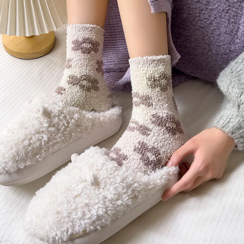 Γλυκό Μικρό Λουλούδι Βελούδου Κοραλλιών Κάλτσες το Χειμώνα Μέσα Κάλτσες σωλήνων Συν Βελούδο Συμπυκνωμένη Ζεστό Kawaii Κάλτσες Ύπνου Σπίτι Κάλτσες Πατωμάτων