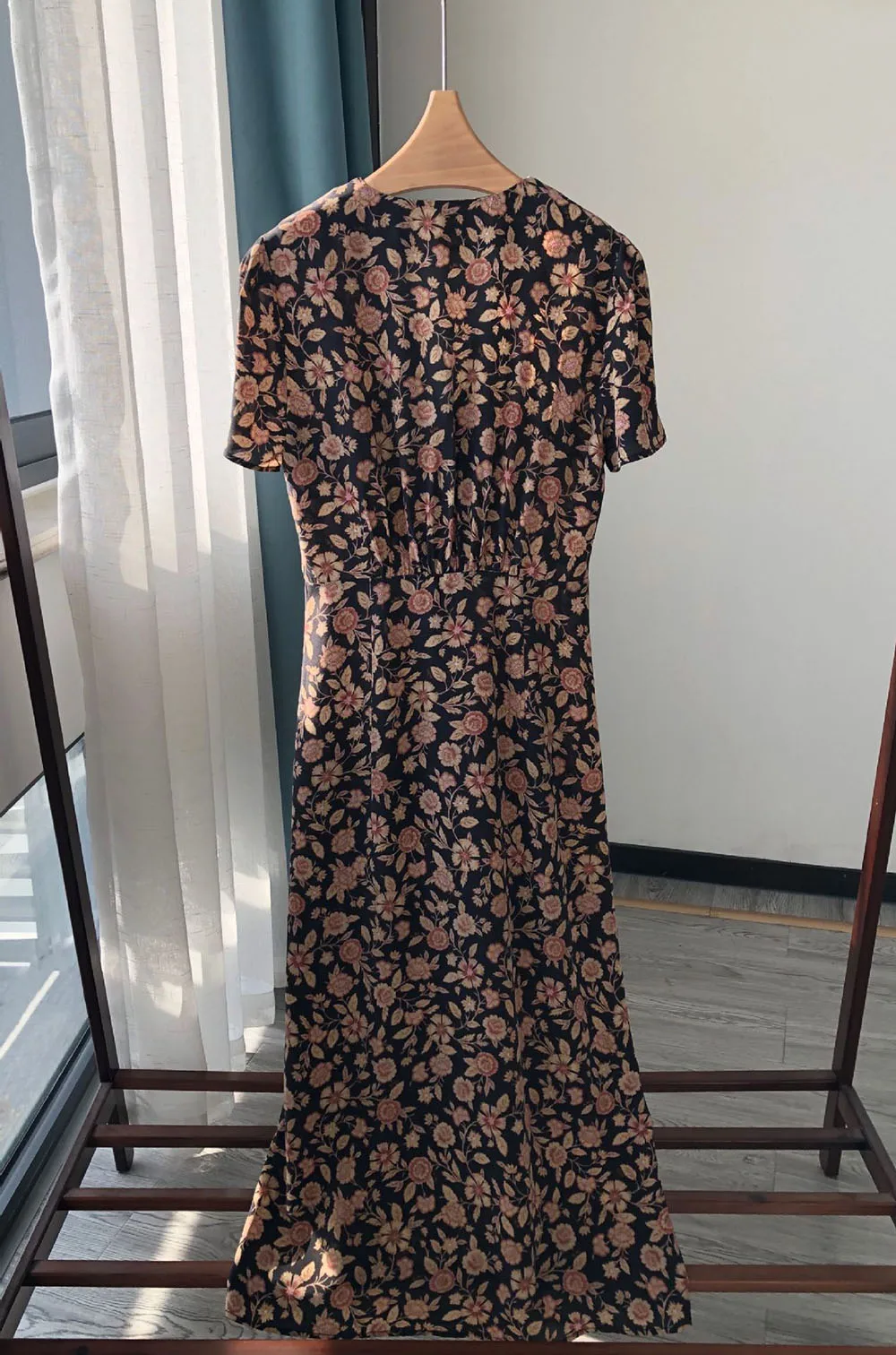 Γυναικών Κοντό Μανίκι V Λαιμόκοψη-Floral Τυπωμένη Κουμπωμένο Μακρύ Φόρεμα - Κυρίες Υψηλής Ποιότητας Μετάξι Φόρεμα
