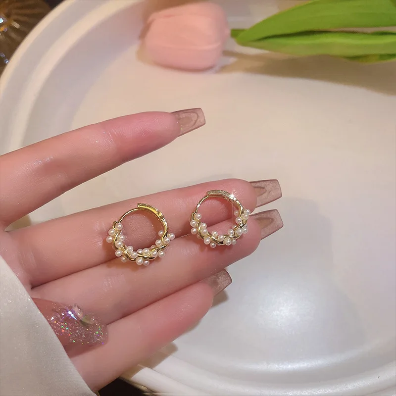 Κορέας Λευκό Μαργαριτάρι Χάντρα Σκουλαρίκια Στηριγμάτων γύρω από το Χρυσό Χρώμα Κύκλο Σκουλαρίκι Στεφανών Γεωμετρικά Δαχτυλίδια Αυτιών Κοσμήματος Μόδας για το Κόμμα Γυναικών