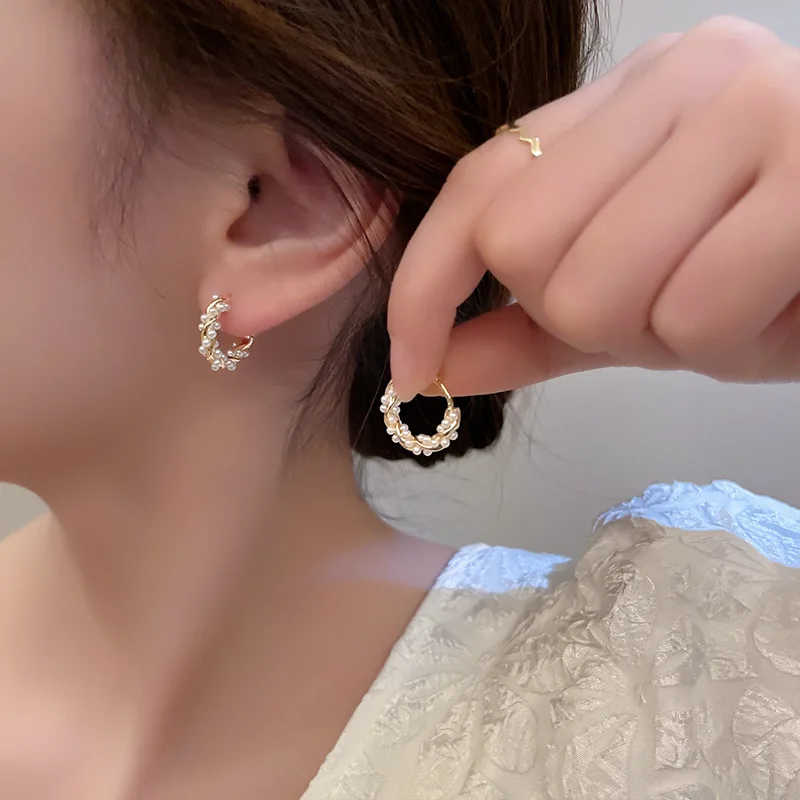 Κορέας Λευκό Μαργαριτάρι Χάντρα Σκουλαρίκια Στηριγμάτων γύρω από το Χρυσό Χρώμα Κύκλο Σκουλαρίκι Στεφανών Γεωμετρικά Δαχτυλίδια Αυτιών Κοσμήματος Μόδας για το Κόμμα Γυναικών