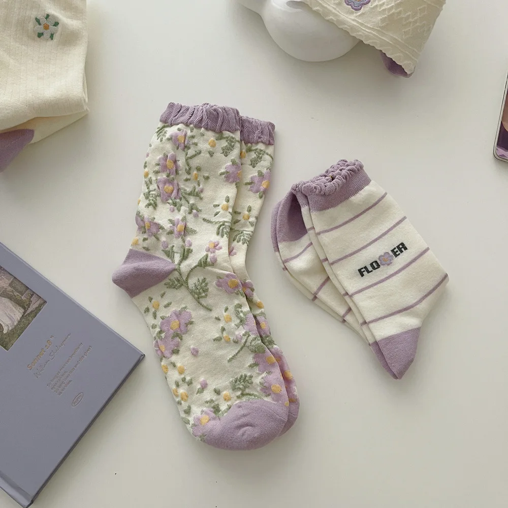Φθινόπωρο Χειμώνας Νέο Προϊόν Μωβ Συστροφή Κάλτσες Γυναικεία Mid-σωλήνας Ins Βαμβακιού Κινούμενων σχεδίων Ιαπωνικής Jacquard, Κεντητική Μικρό Λουλούδι Κάλτσες
